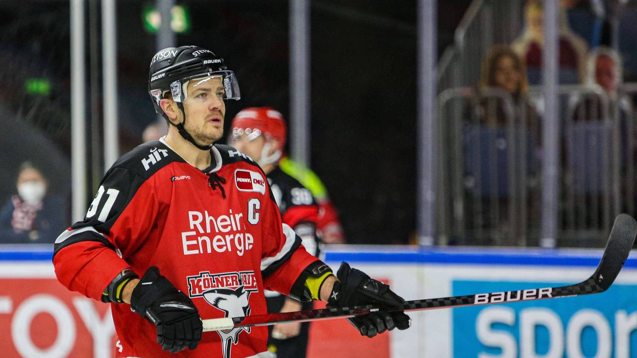 Haie-Kapitän Moritz Müller auf dem Eis.