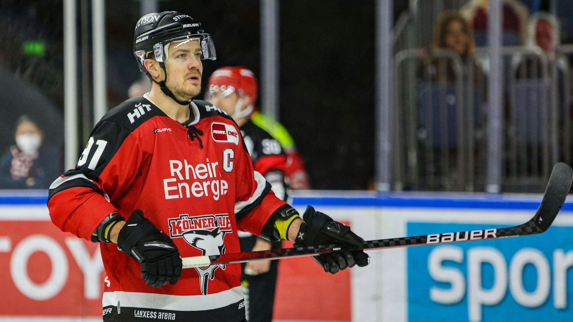 Haie-Kapitän Moritz Müller auf dem Eis.