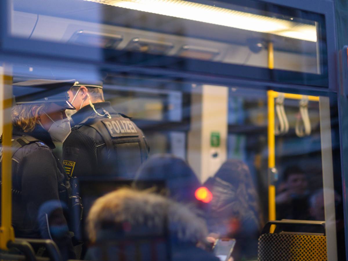 Polizisten fahren Ende November in der Dresdner Innenstadt in einer Straßenbahn mit. Je höher die Corona-Infektionszahlen steigen, desto schwieriger wird es auch, wichtige Versorgungsbereiche personell zu besetzen.