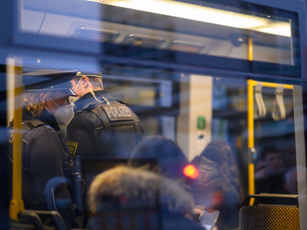 Polizisten fahren Ende November in der Dresdner Innenstadt in einer Straßenbahn mit. Je höher die Corona-Infektionszahlen steigen, desto schwieriger wird es auch, wichtige Versorgungsbereiche personell zu besetzen.