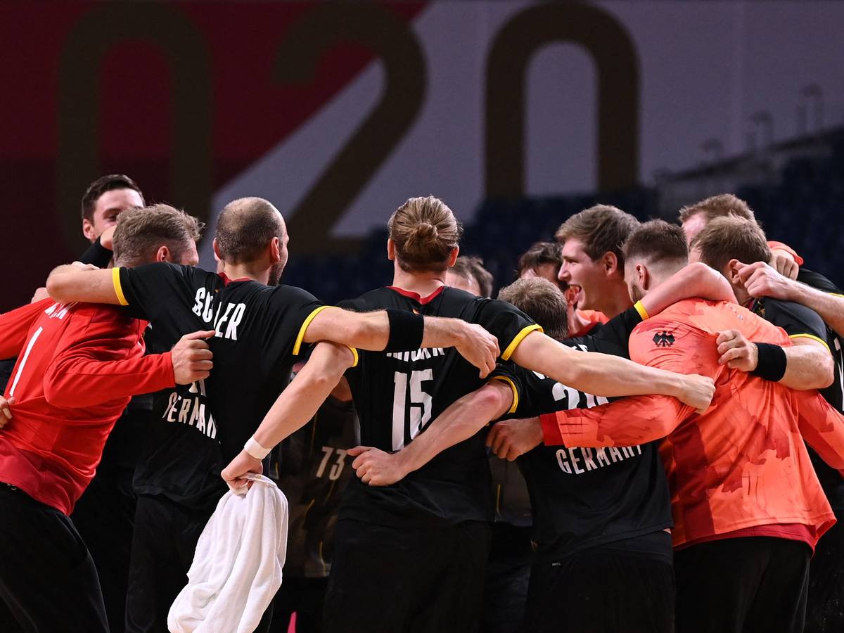 Die deutsche Handball-Nationalmannschaft bildet nach einem Länderspiel einen Kreis.