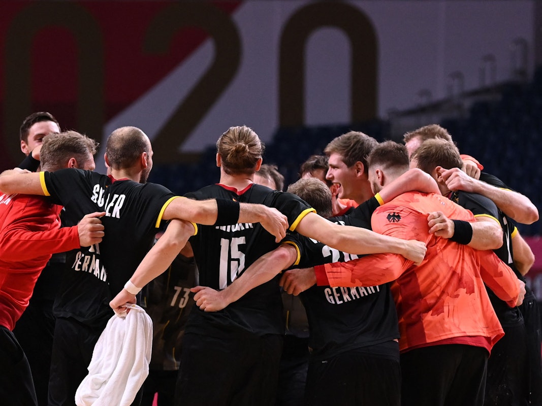 Die deutsche Handball-Nationalmannschaft bildet nach einem Länderspiel einen Kreis.