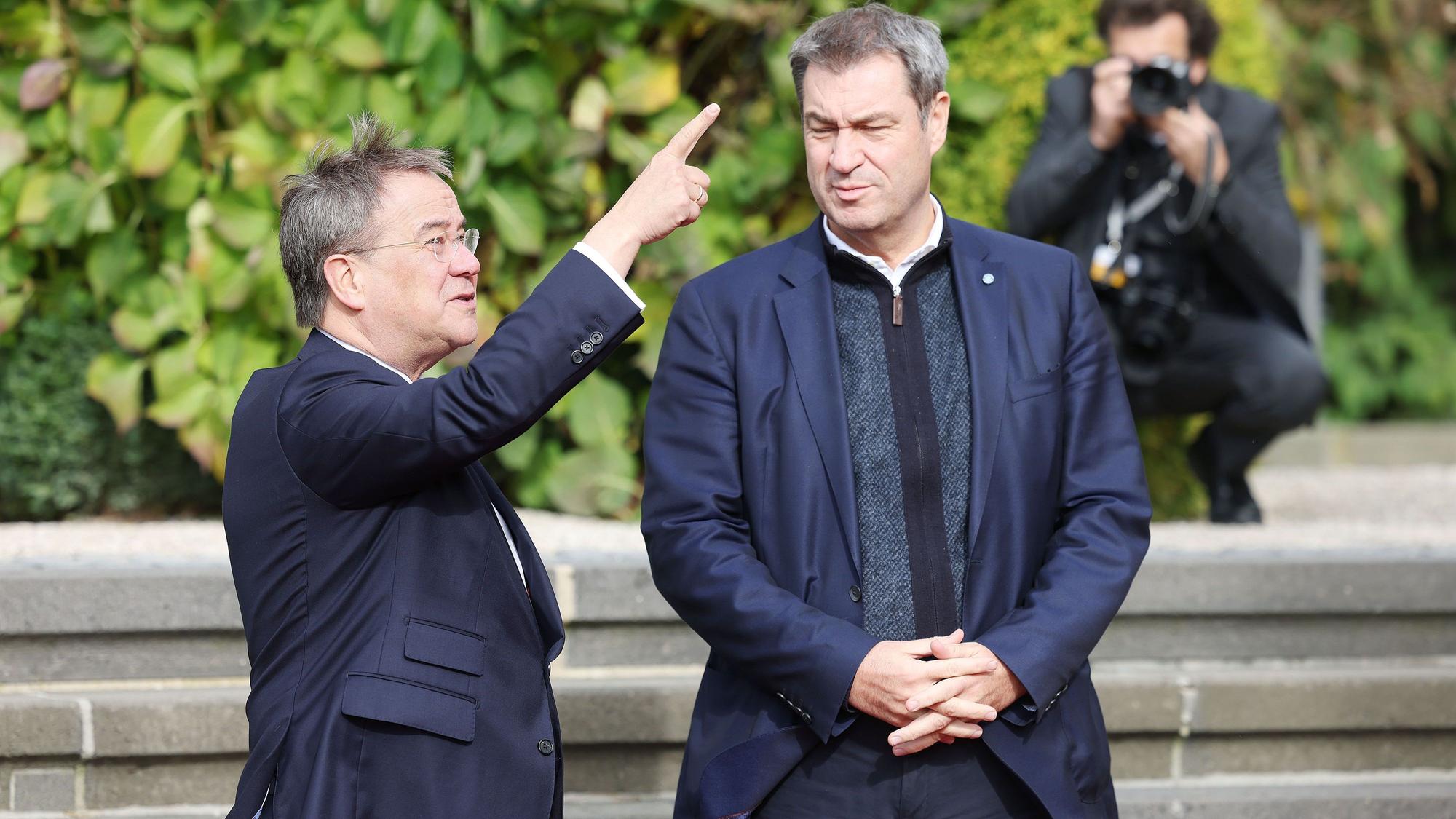 Armin Laschet (l, CDU), Ministerpräsident von Nordrhein-Westfalen, begrüßt auf Schloss Drachenburg seinen Amtskollegen aus Bayern, Markus Söder (CSU). Das Bild wurde am 21. Oktober 2021 aufgenommen.