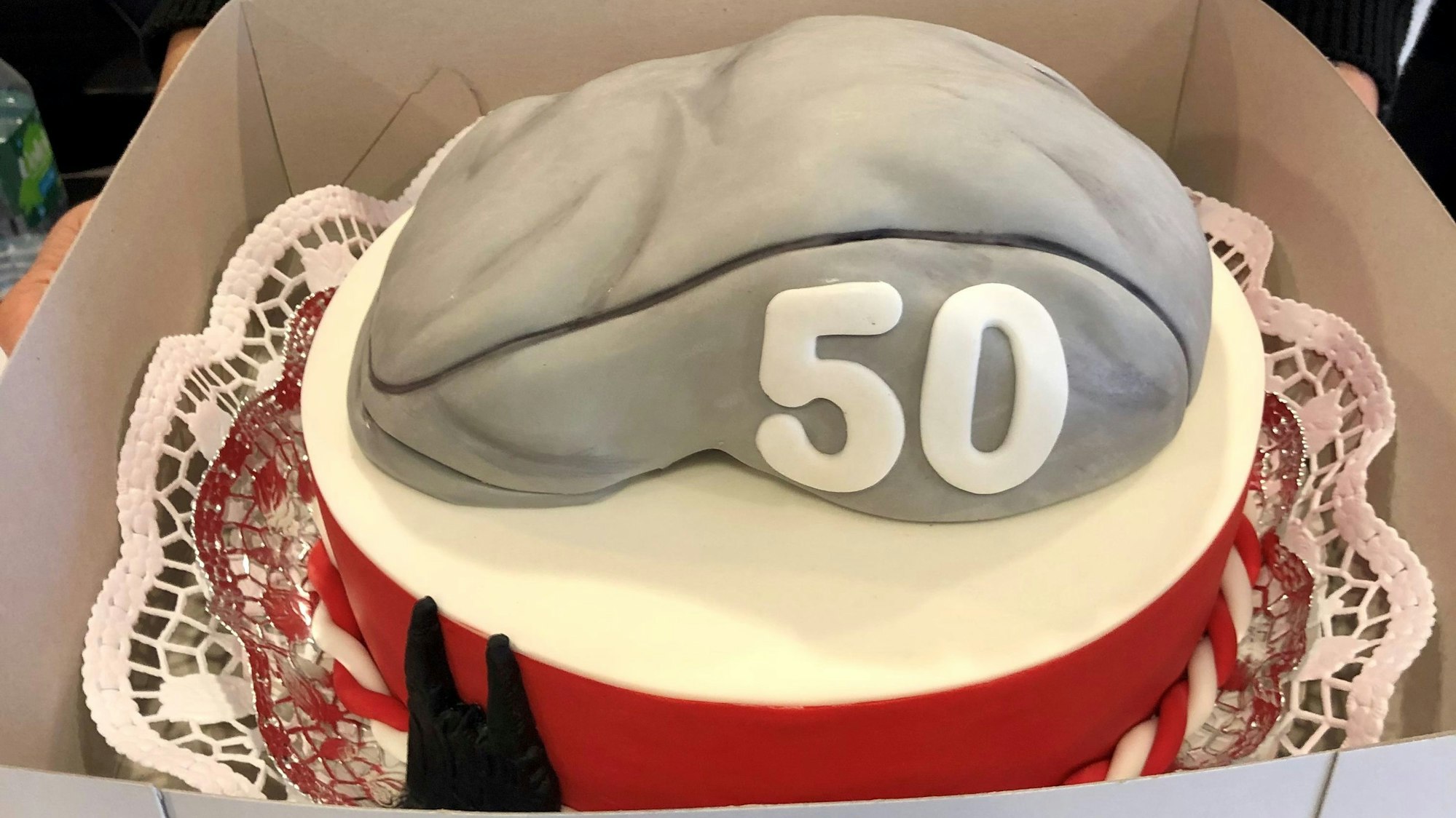 Eine Torte mit Schiebermütze und der Zahl 50 zum Geburtstag von FC-Trainer Steffen Baumgart.
