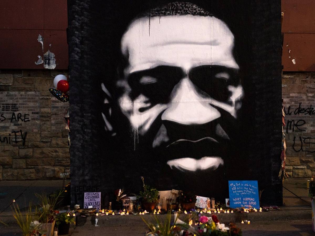 Ein Jahr nach George Floyds Tod liegen im April 2021 Blumen vor dem Porträt von Floyd in Minneapolis. Seine Großnichte wurde angeschossen.