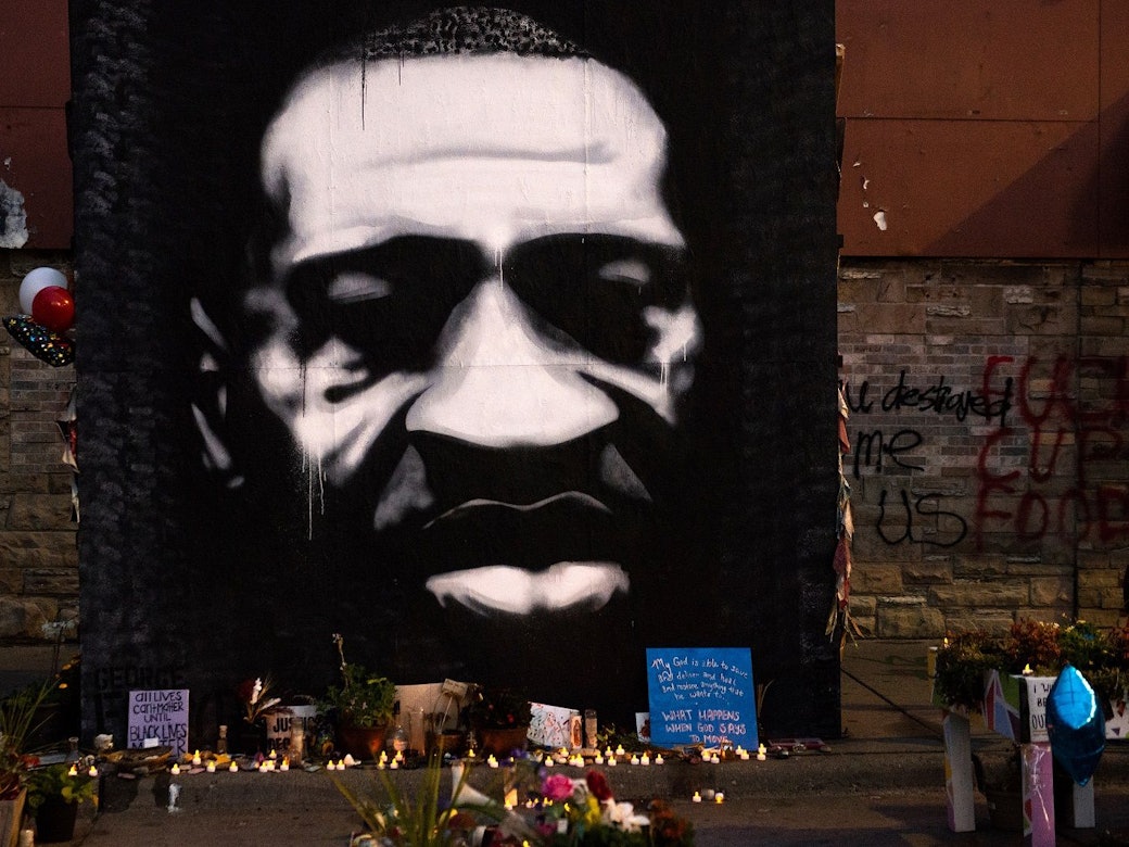 Ein Jahr nach George Floyds Tod liegen im April 2021 Blumen vor dem Porträt von Floyd in Minneapolis. Seine Großnichte wurde angeschossen.