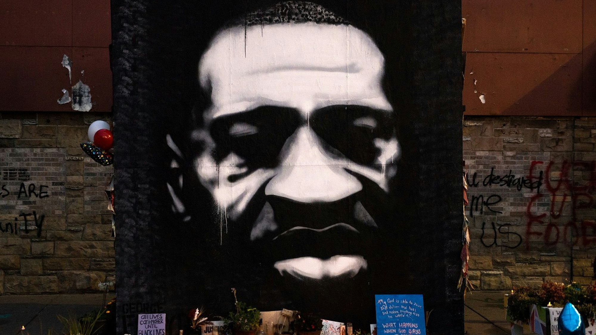 Ein Jahr nach George Floyds Tod liegen im April 2021 Blumen vor dem Porträt von Floyd in Minneapolis. Seine Großnichte wurde angeschossen.