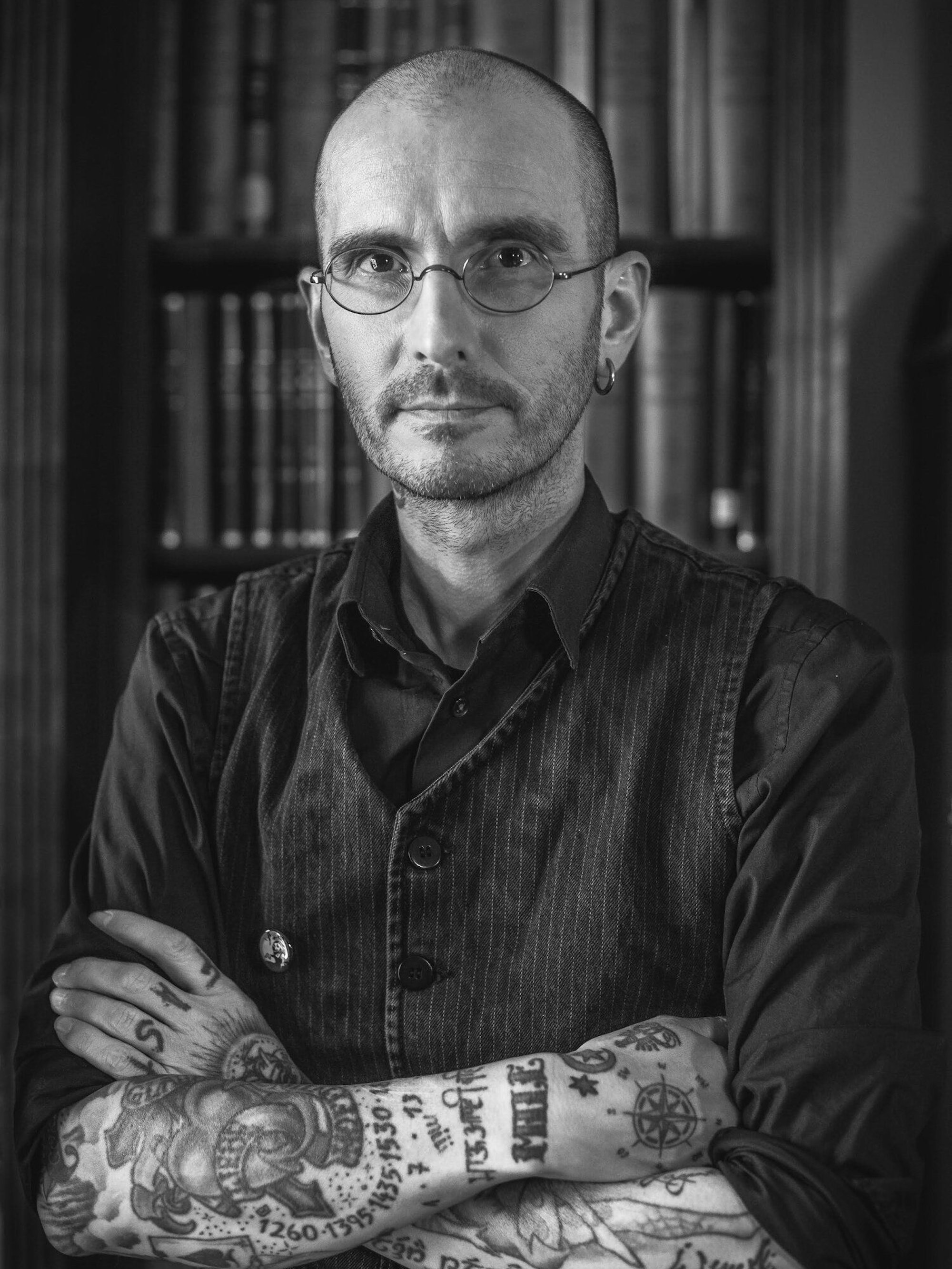 Mark Benecke verschränkt die Arme.