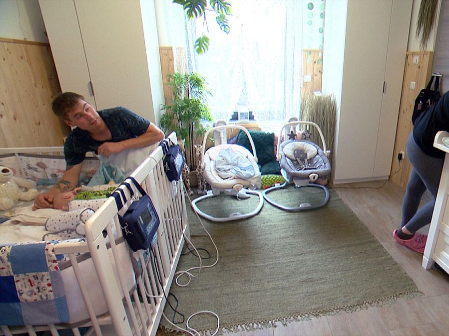 In der neuen Folge „Die Wollnys - Eine schrecklich große Familie!“ müssen Sarafina und Ehemann Peter um den kleinen Casey bangen.