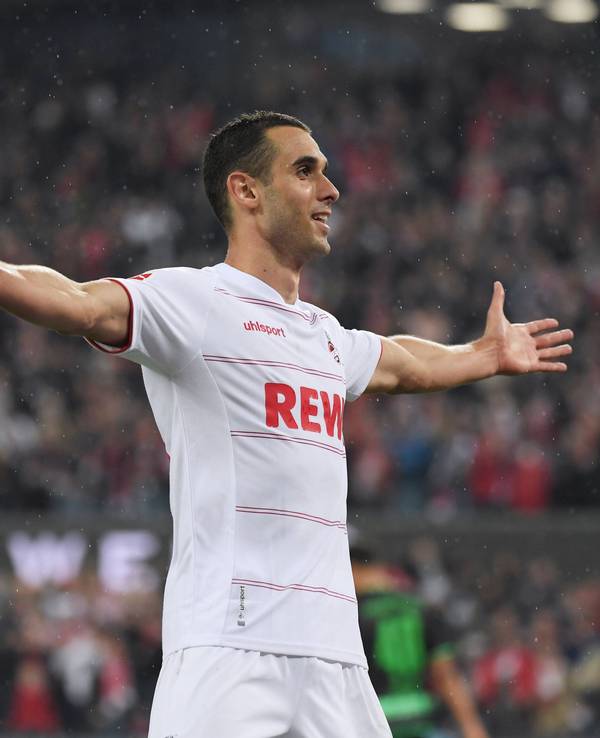 Ellyes Skhiri breitet jubelnd die Arme aus.