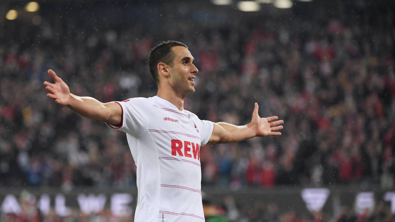 Ellyes Skhiri breitet jubelnd die Arme aus.