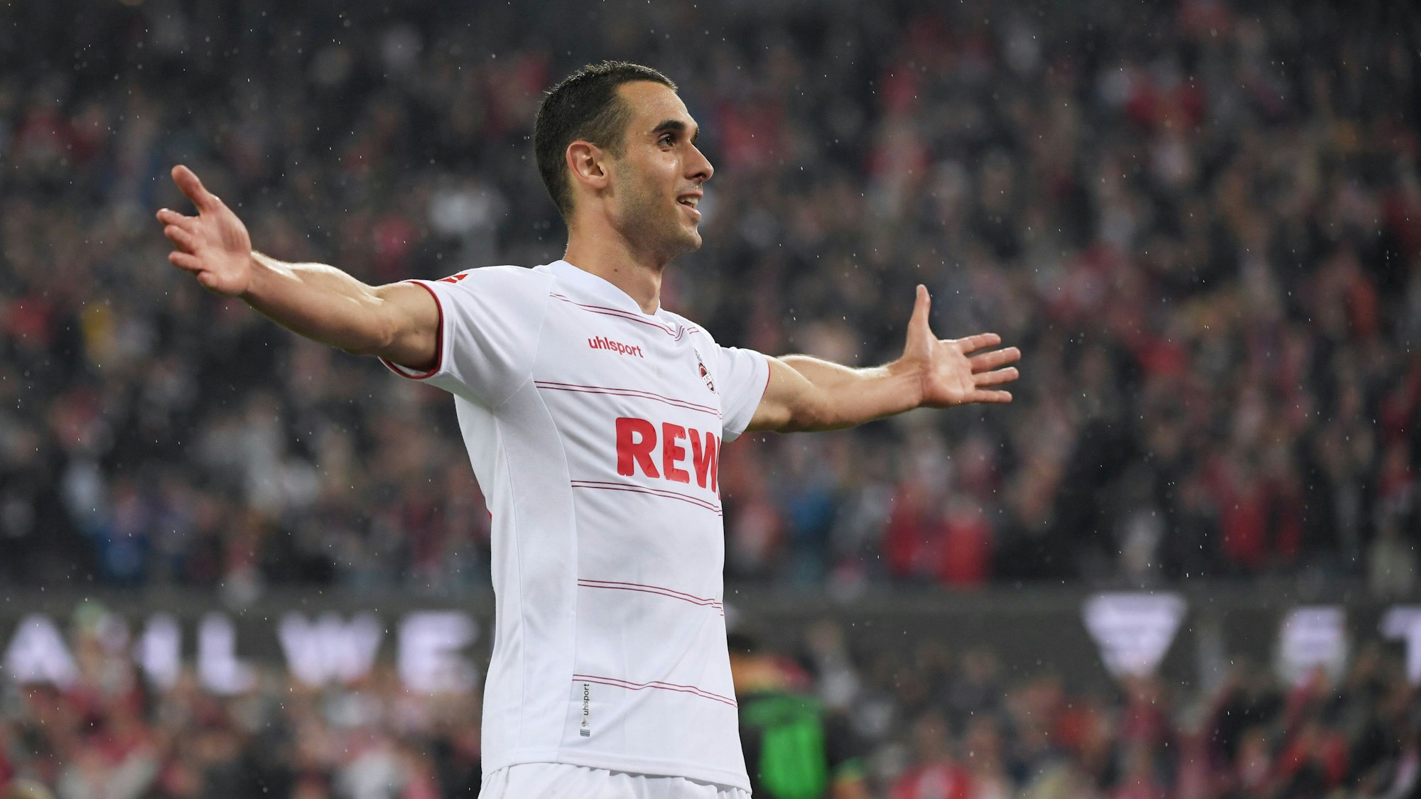 Ellyes Skhiri breitet jubelnd die Arme aus.