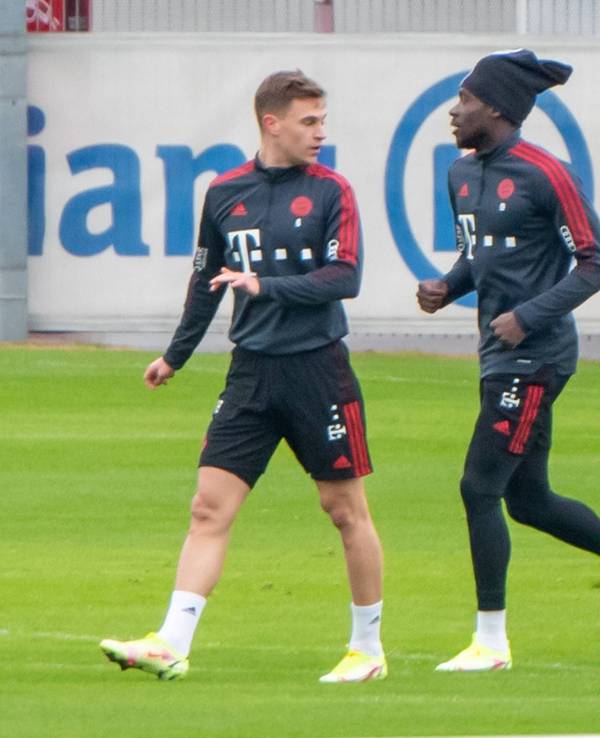 Joshua Kimmich und Alphonso Davies vom FC Bayern München beim Training.