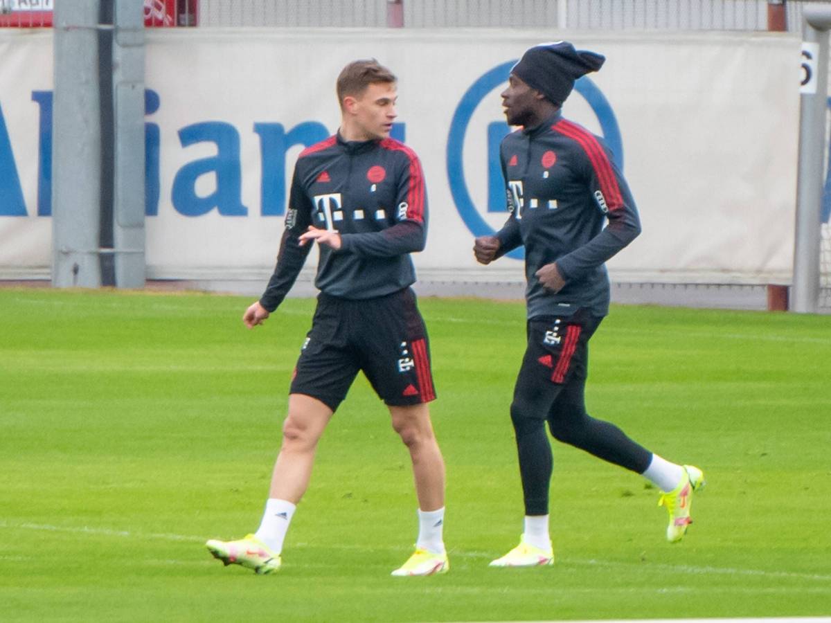 Joshua Kimmich und Alphonso Davies vom FC Bayern München beim Training.