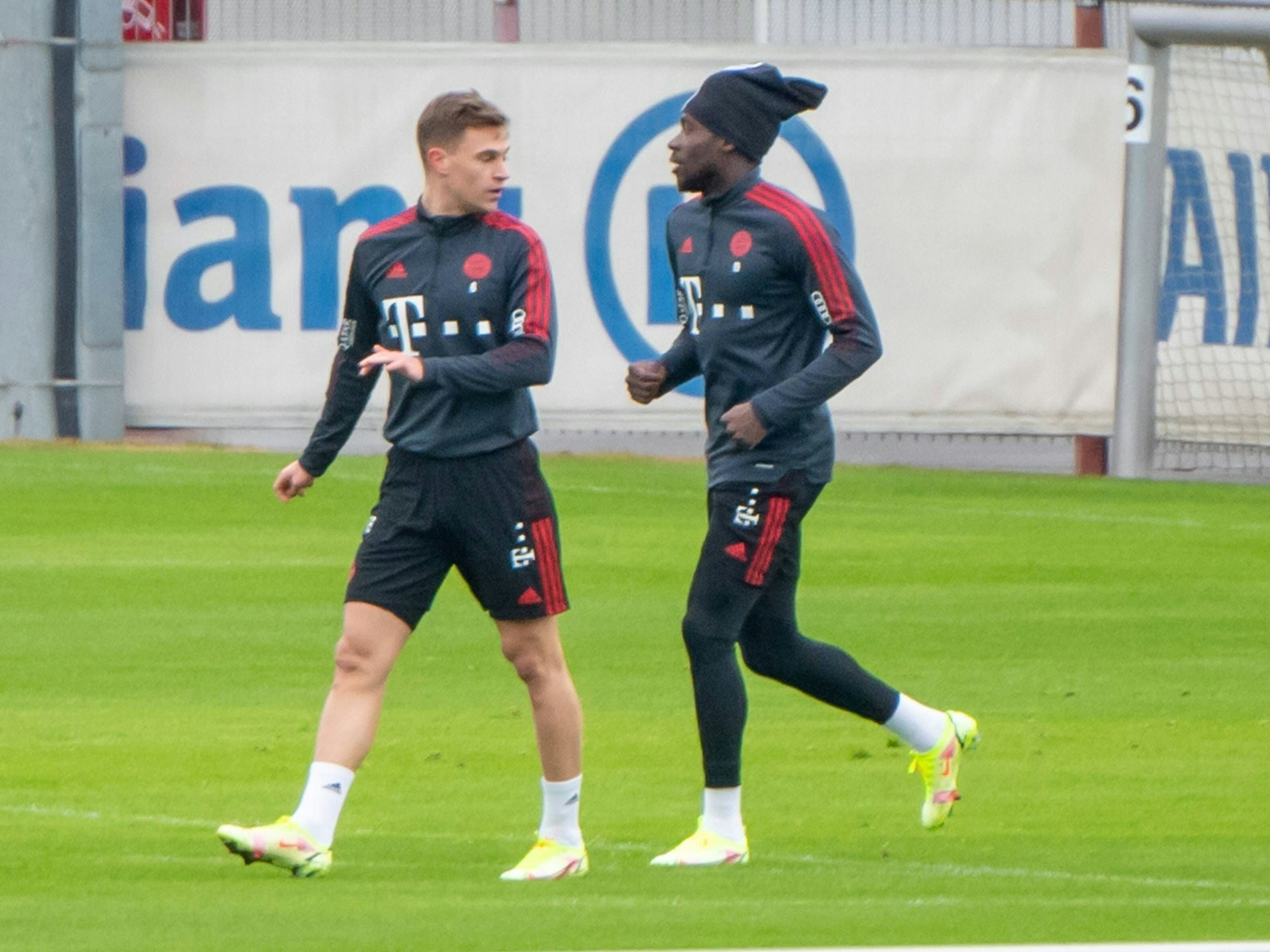 Joshua Kimmich und Alphonso Davies vom FC Bayern München beim Training.