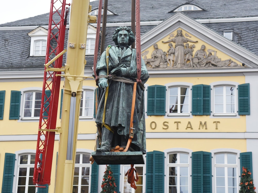 Die Beethoven-Statue auf dem Münsterplatz wird für eine Sanierung vom Sockel gehoben und auf einen Sattelschlepper verladen.