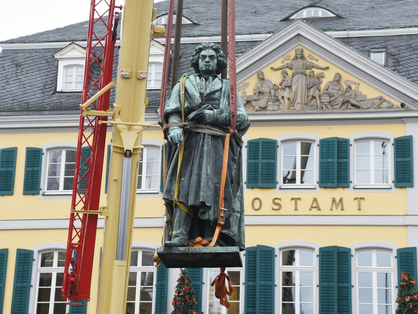 Die Beethoven-Statue auf dem Münsterplatz wird für eine Sanierung vom Sockel gehoben und auf einen Sattelschlepper verladen.