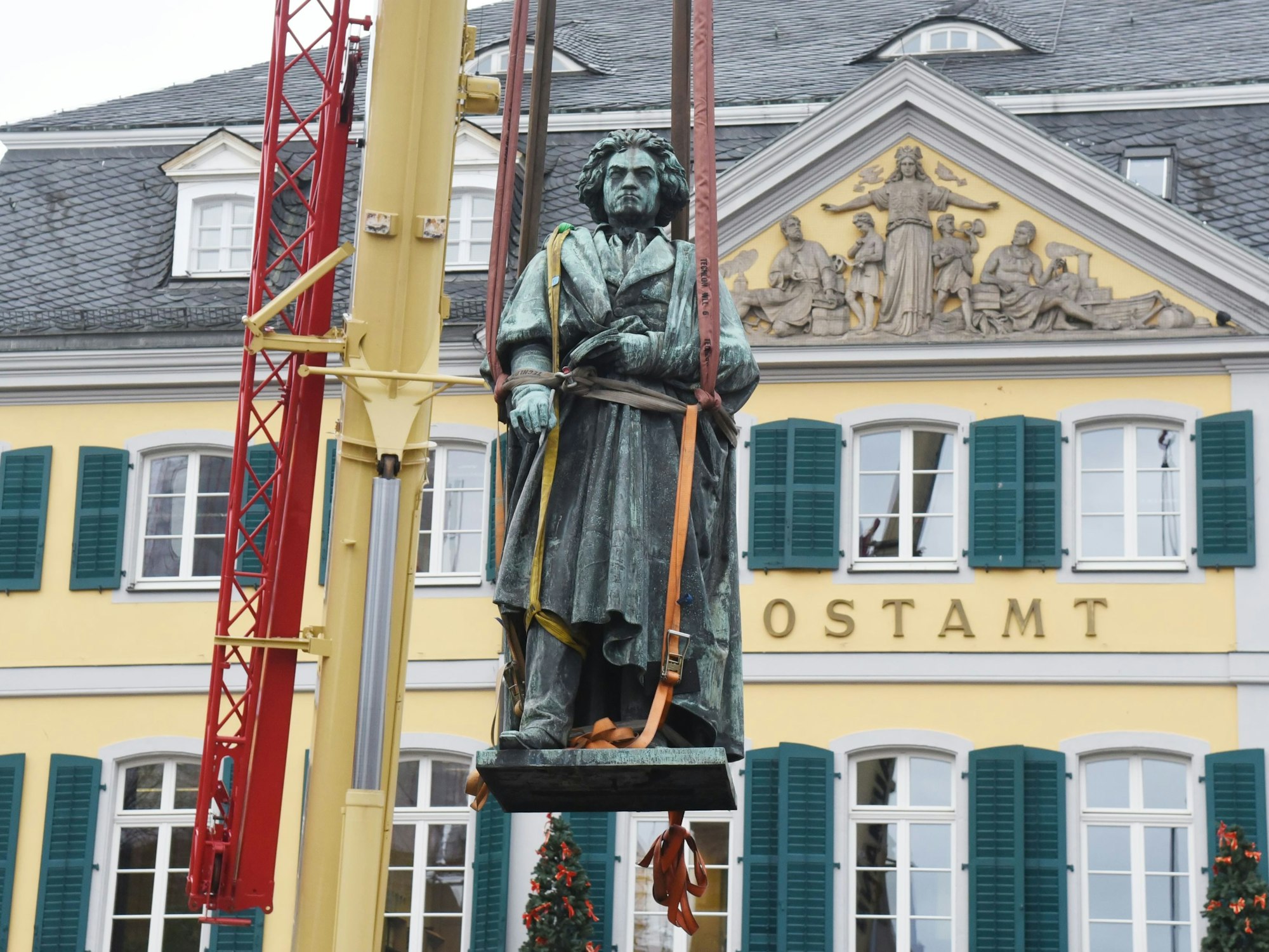 Die Beethoven-Statue auf dem Münsterplatz wird für eine Sanierung vom Sockel gehoben und auf einen Sattelschlepper verladen.