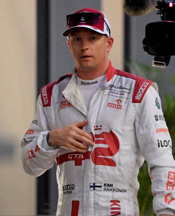 Kimi Räikkönen geht nach seinem Aus bei einem Rennen der Formel 1 Richtung Boxengasse.