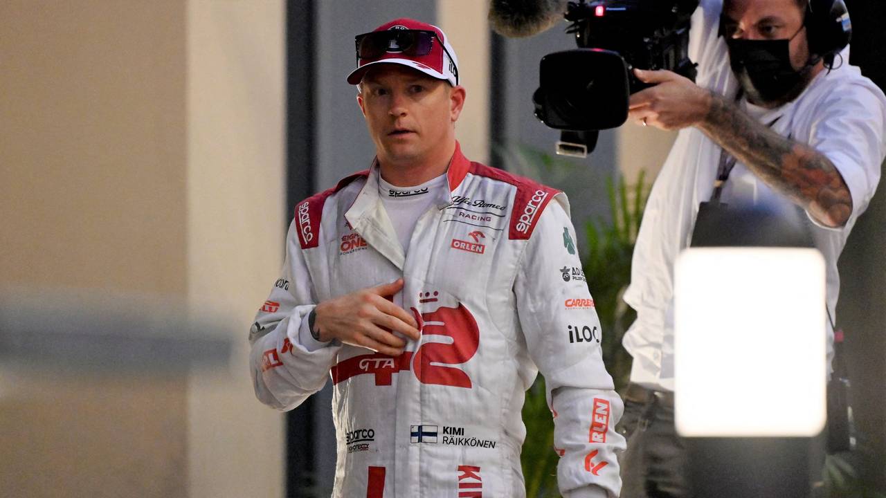 Kimi Räikkönen geht nach seinem Aus bei einem Rennen der Formel 1 Richtung Boxengasse.
