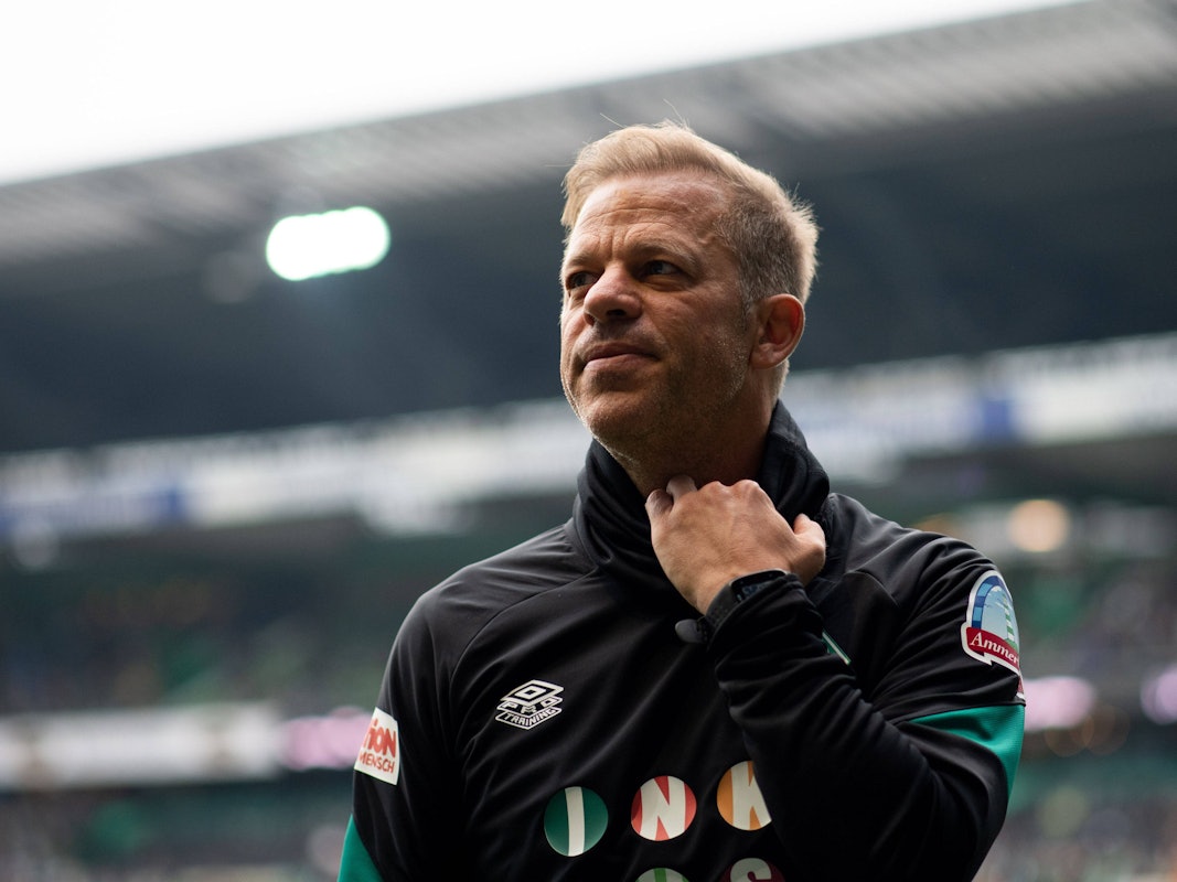 Markus Anfang steht in Werder-Kleidung im Stadion.