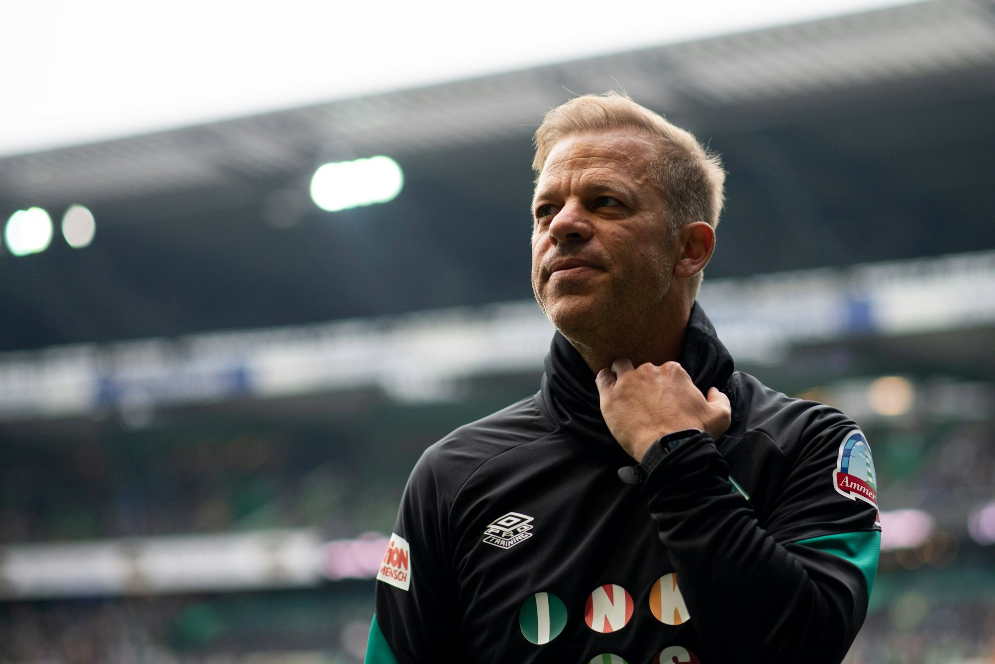Markus Anfang steht in Werder-Kleidung im Stadion.