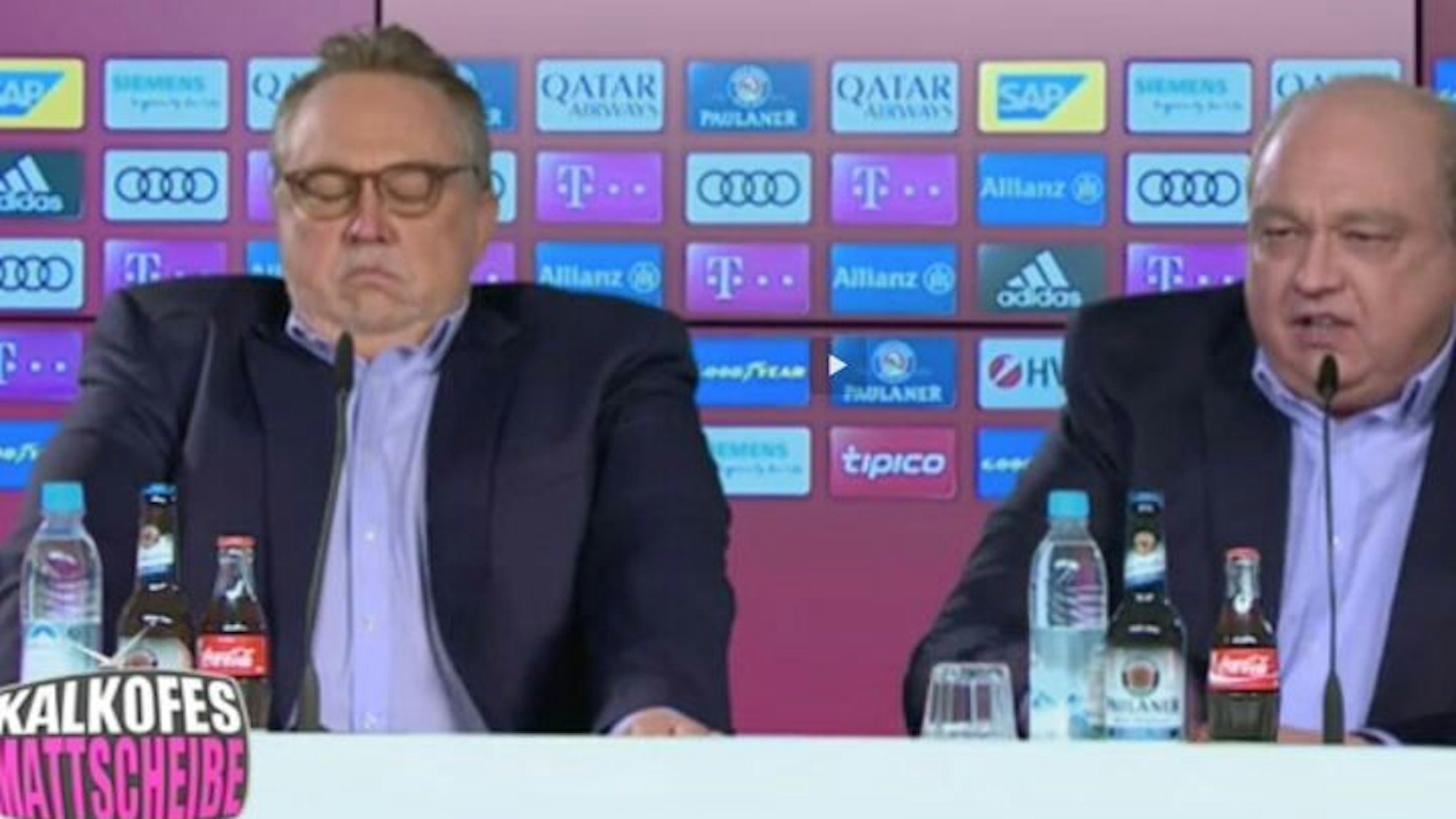 Der Komiker Oliver Kalkofe imitiert Uli Hoeneß und Karl-Heinz Rummenigge.