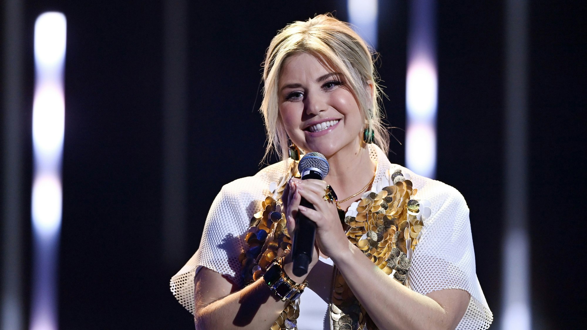 Die Schweizer Schlagersängerin Beatrice Egli steht während der Jose Carreras Gala auf der Bühne. Egli schreibt jeden Abend ein paar Dinge auf, für die sie dankbar ist.