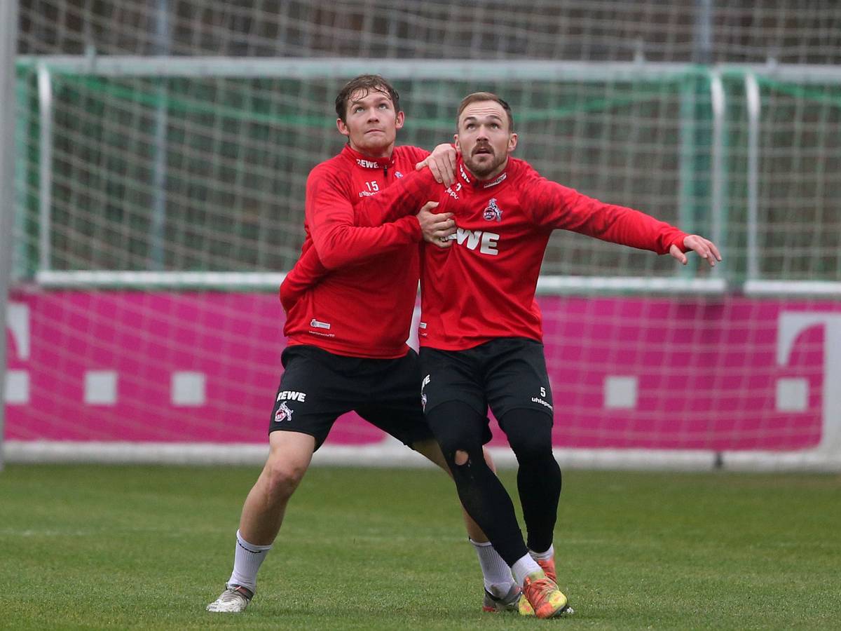 Luca Kilian im Zweikampf mit Rafael Czichos