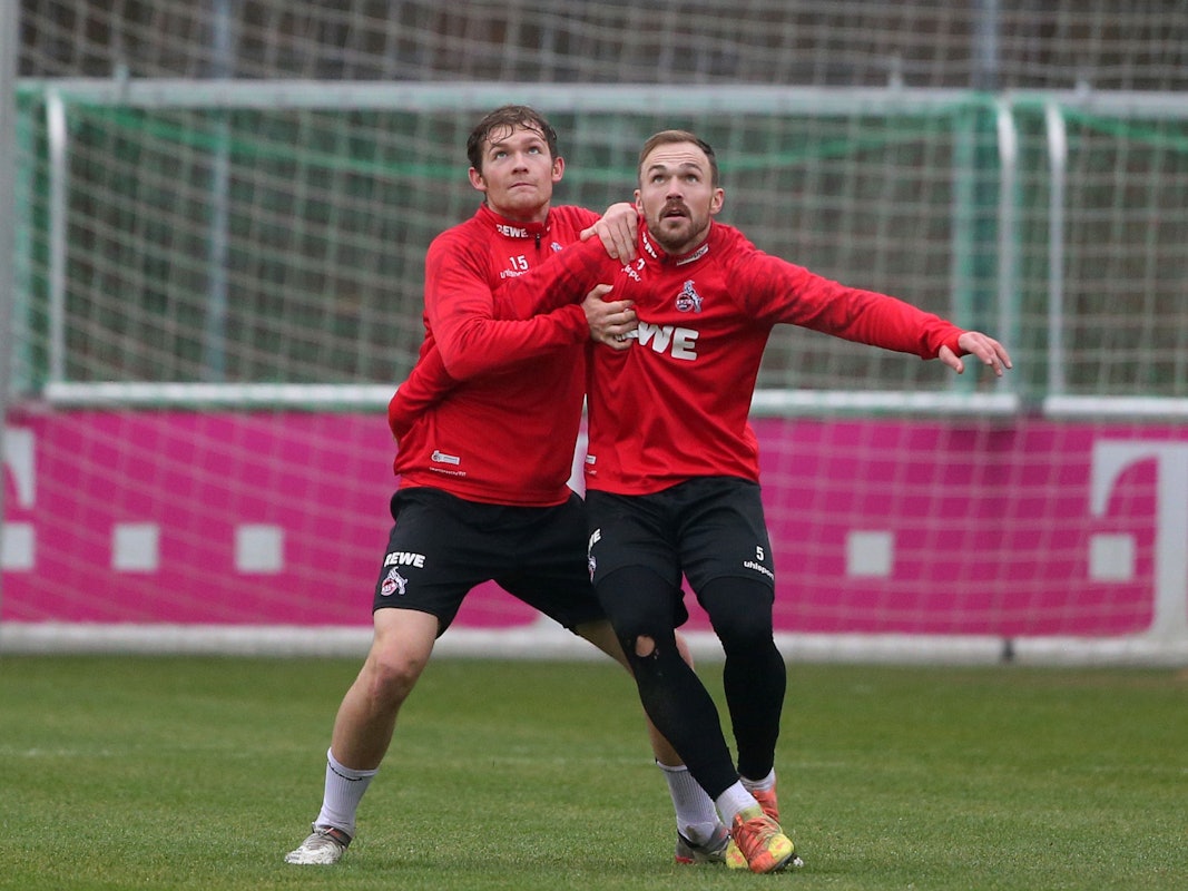 Luca Kilian im Zweikampf mit Rafael Czichos