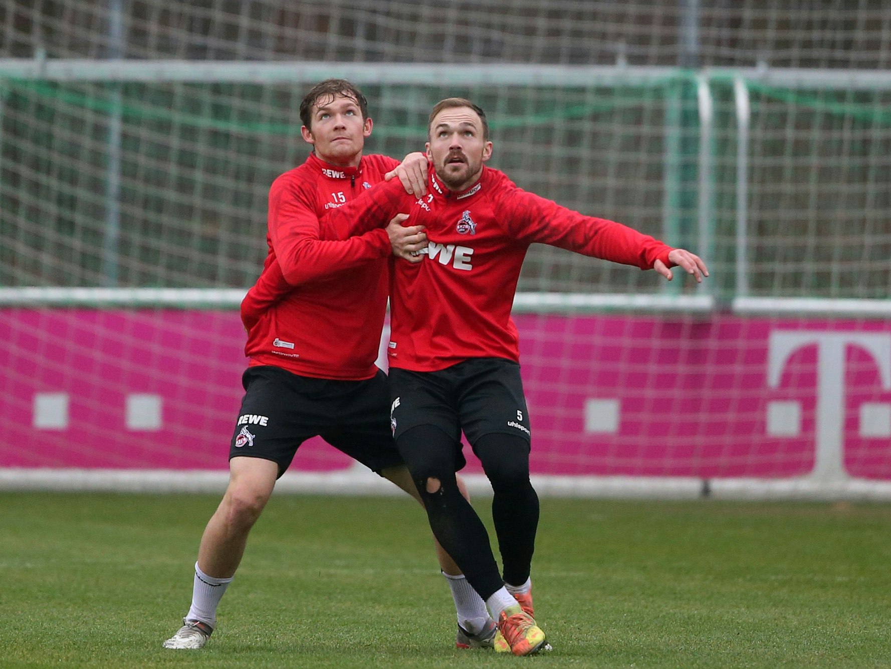 Luca Kilian im Zweikampf mit Rafael Czichos