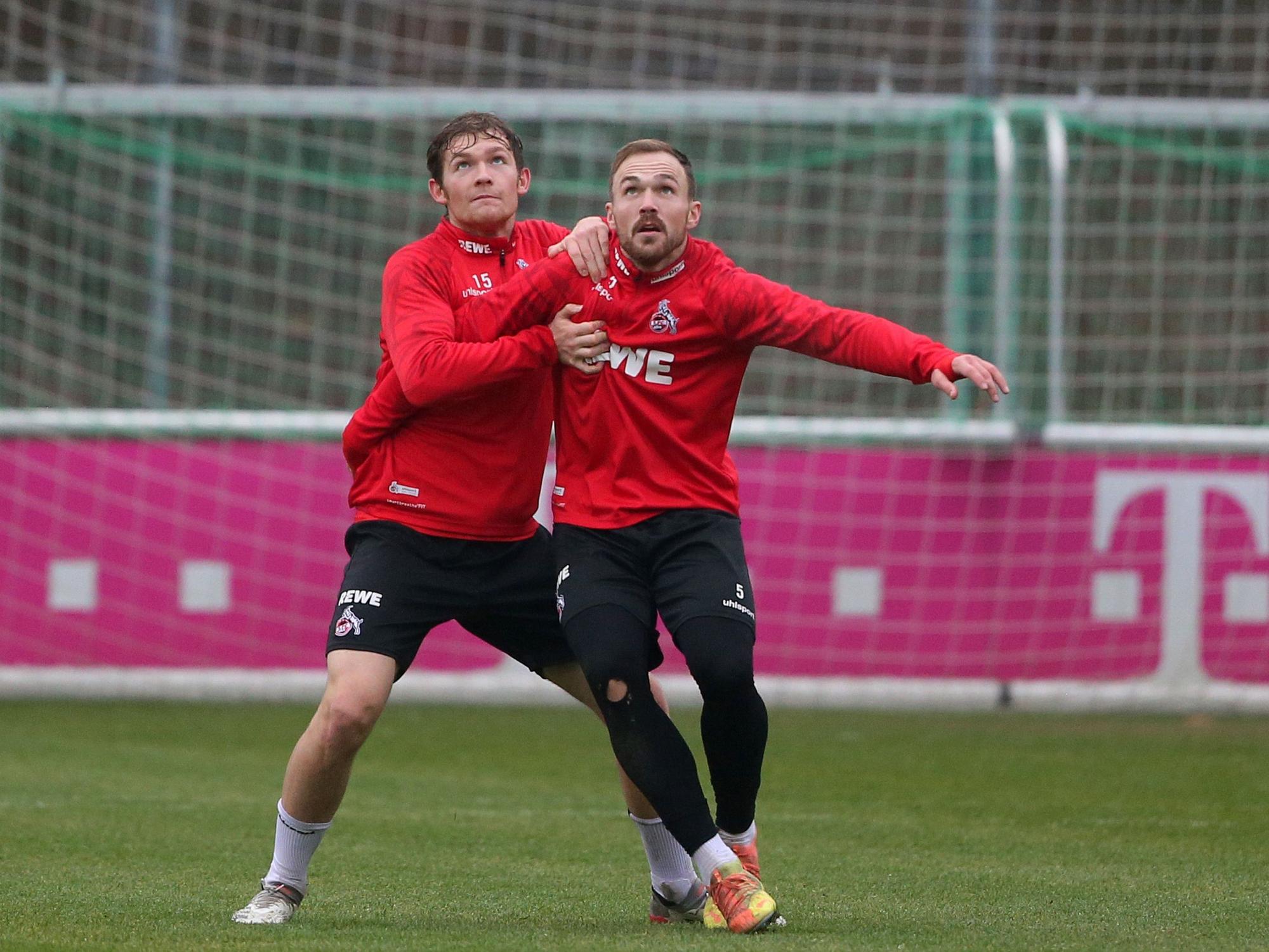 Luca Kilian im Zweikampf mit Rafael Czichos