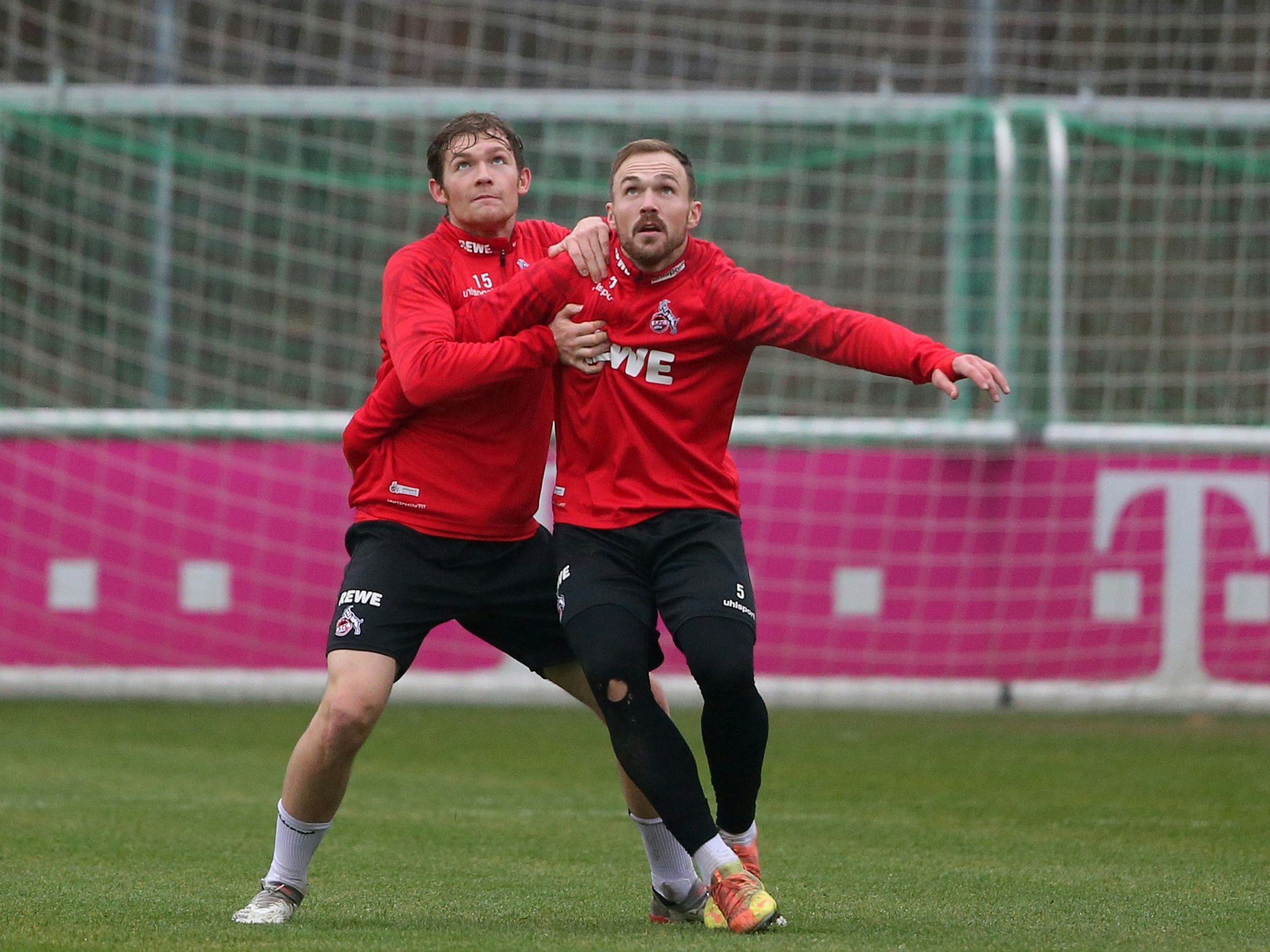 Luca Kilian im Zweikampf mit Rafael Czichos