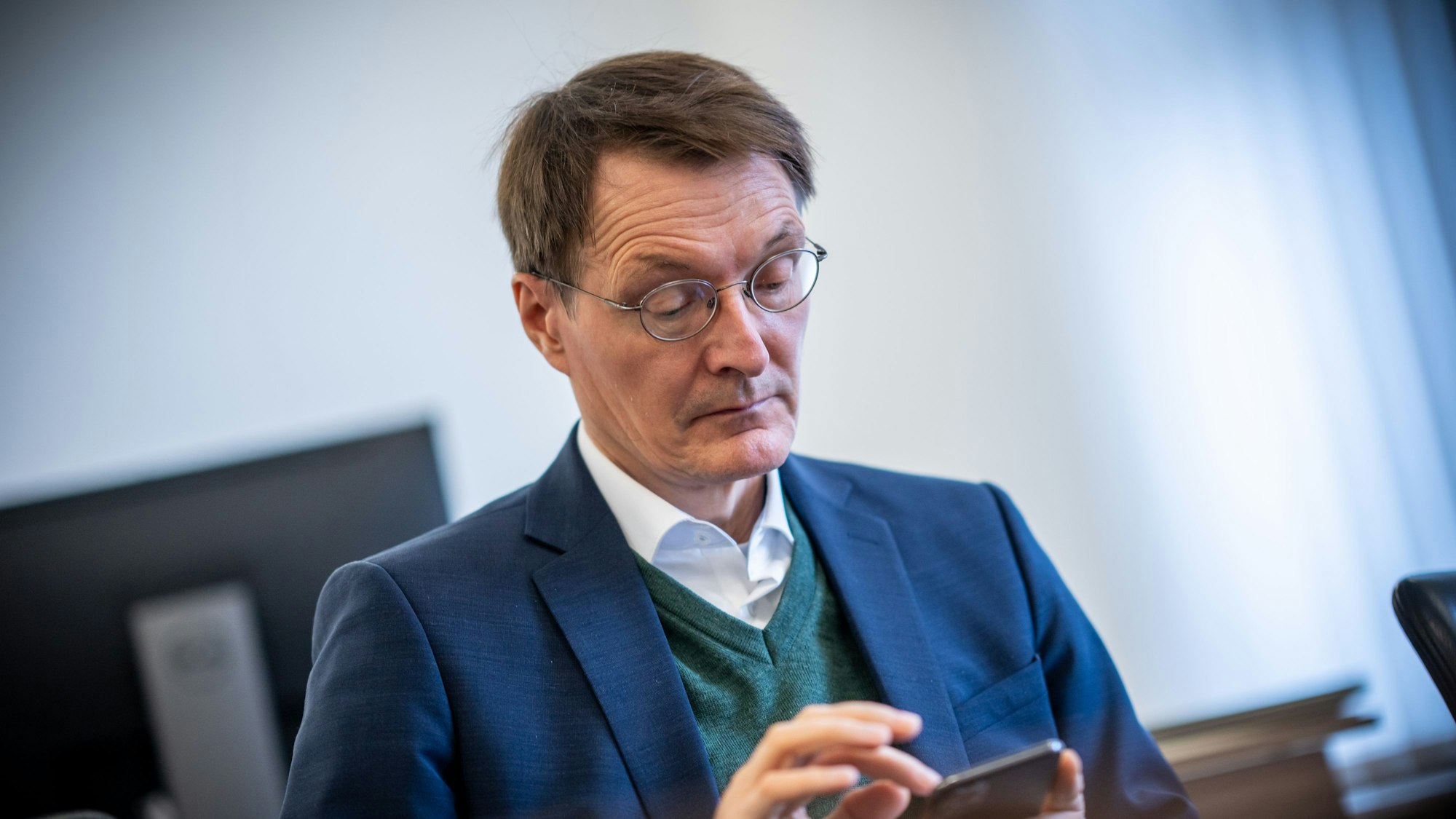 Gesundheitsminister Karl Lauterbach (SPD, hier am 4. Dezember bei der Videokonferenz des Expertenrats zur Corona Pandemie) setzt sich für noch härtere Corona-Maßnahmen ein.