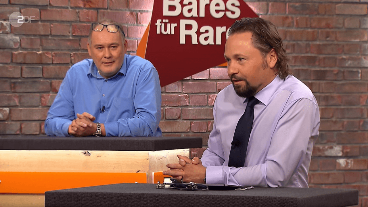 Der Screenshot zeigt die „Bares für Rares“-Händler Wolfgang Pauritsch und Waldi.