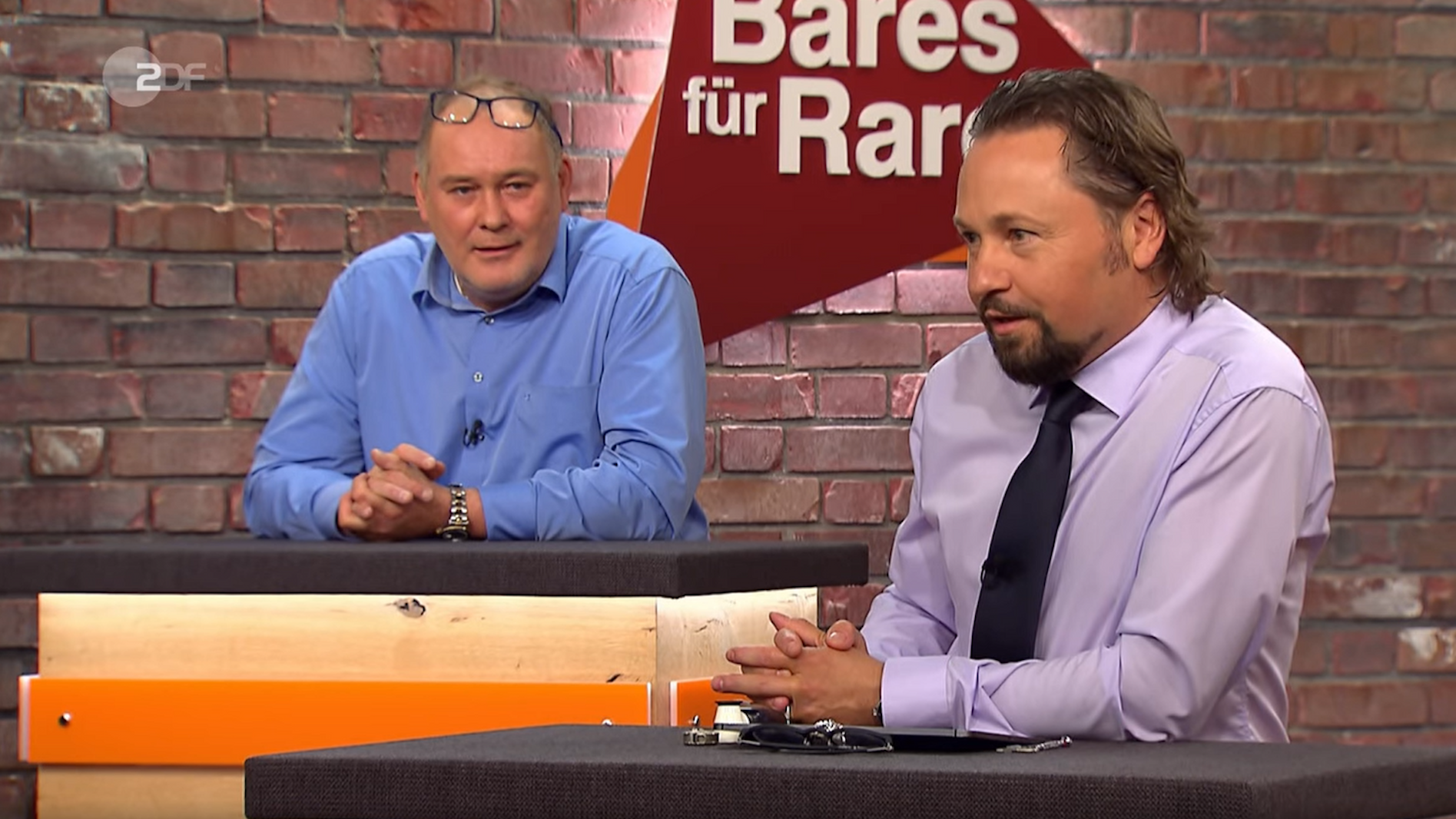 Der Screenshot zeigt die „Bares für Rares“-Händler Wolfgang Pauritsch und Waldi.
