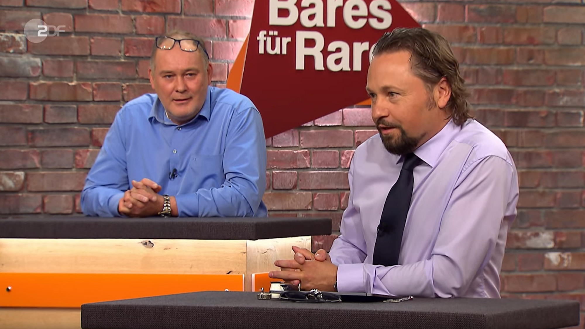 Der Screenshot zeigt die „Bares für Rares“-Händler Wolfgang Pauritsch und Waldi. Er wurde am 5. Januar 2022 aufgenommen.