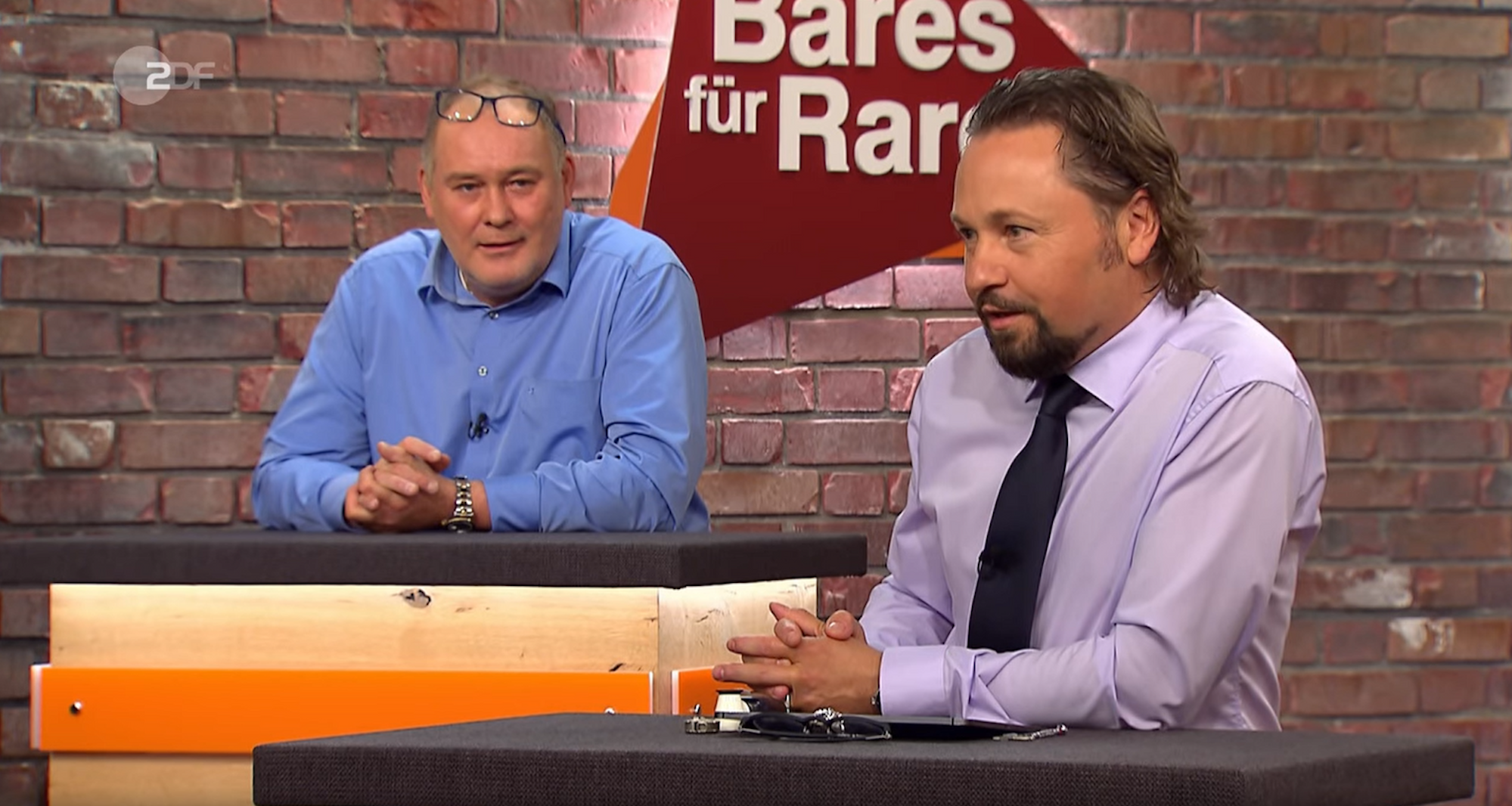 Der Screenshot zeigt die „Bares für Rares“-Händler Wolfgang Pauritsch und Waldi. Er wurde am 5. Januar 2022 aufgenommen.
