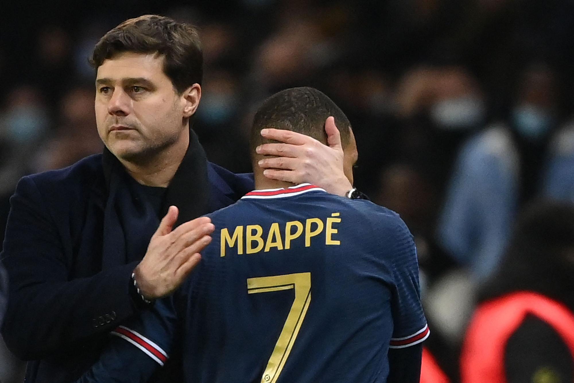 Maurico Pochettino gratuliert Kylian Mbappé bei seiner Auswechslung.