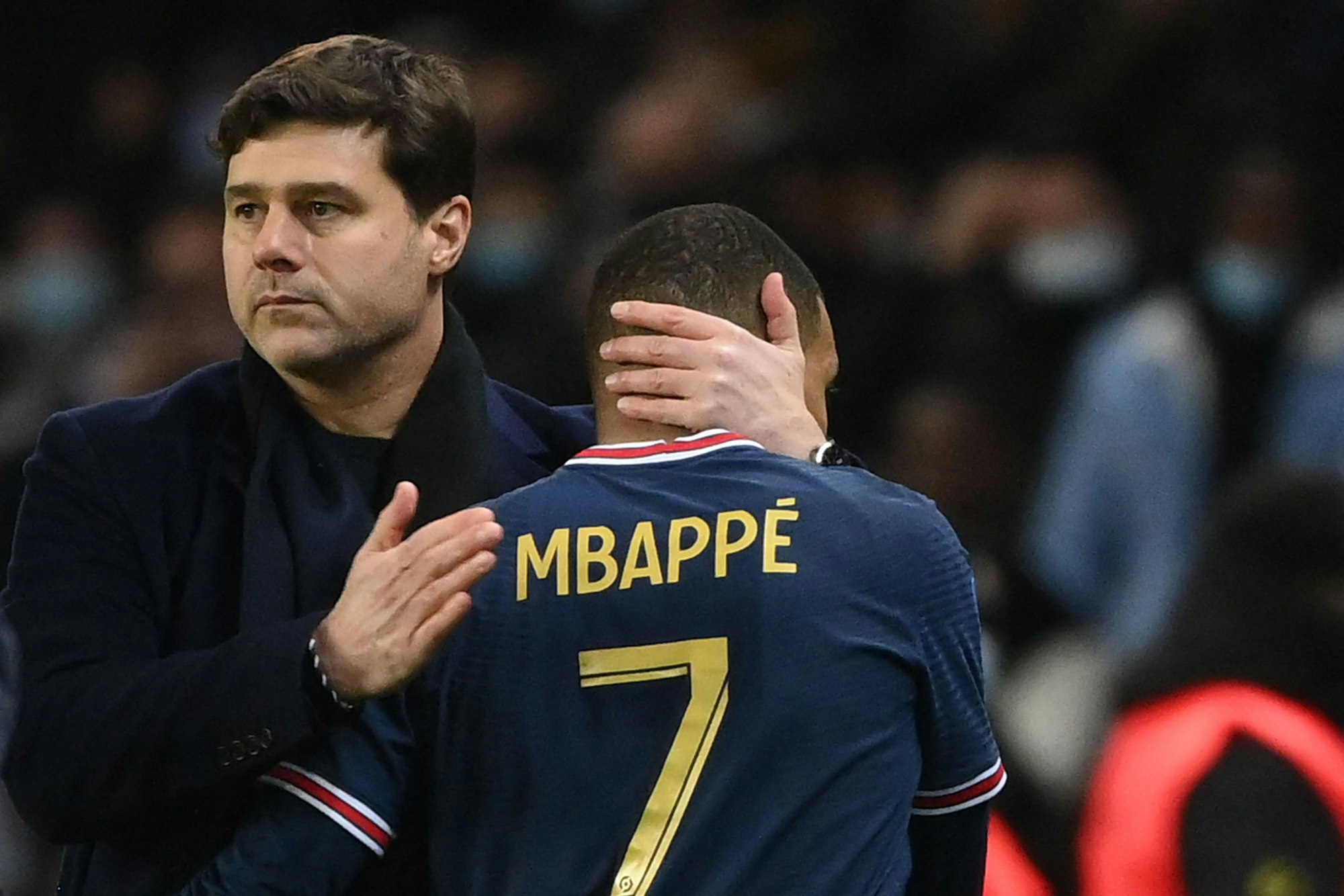 Maurico Pochettino gratuliert Kylian Mbappé bei seiner Auswechslung.