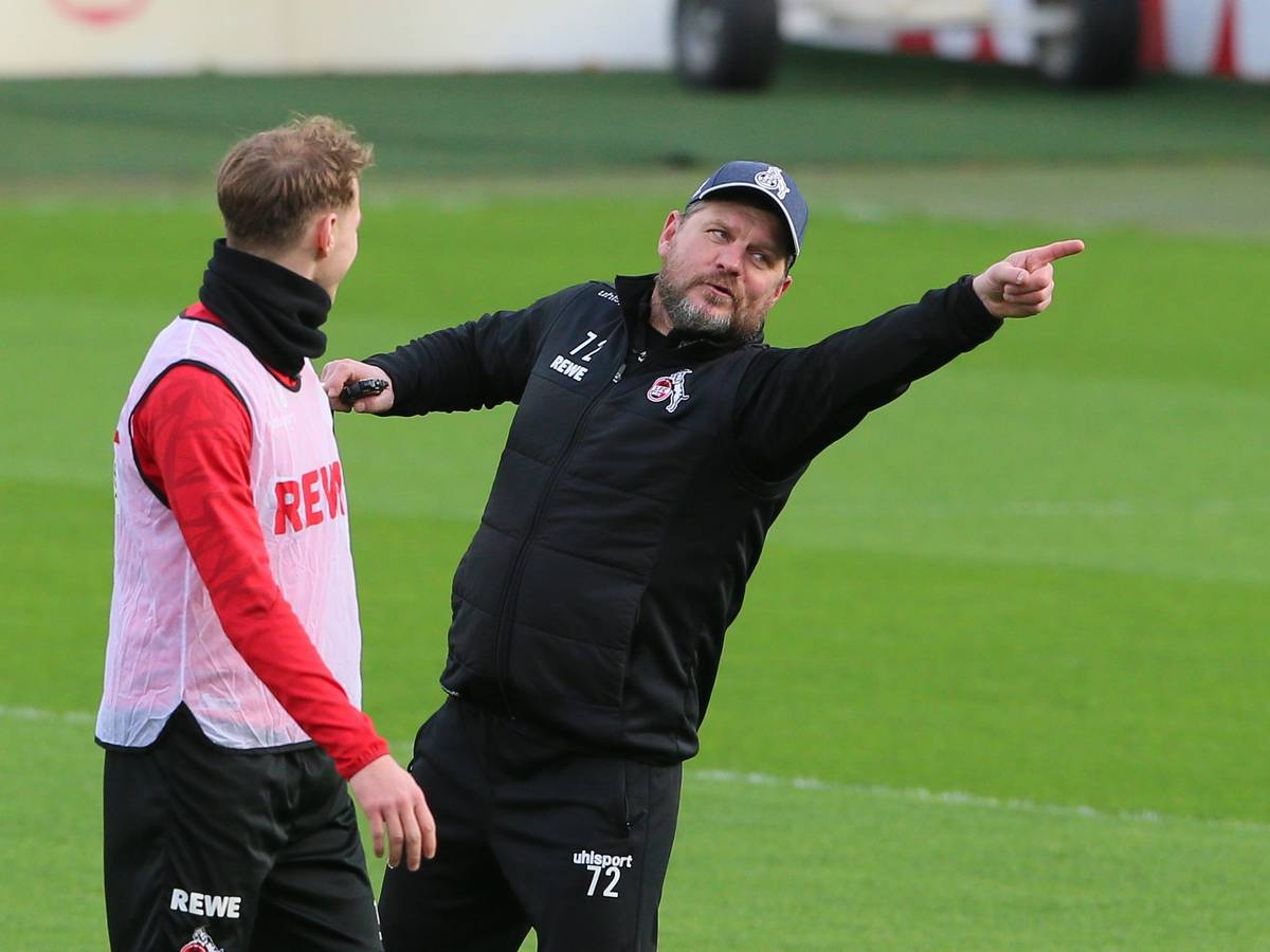 Ondrej Duda im Gespräch mit Steffen Baumgart beim Training des 1. FC Köln.