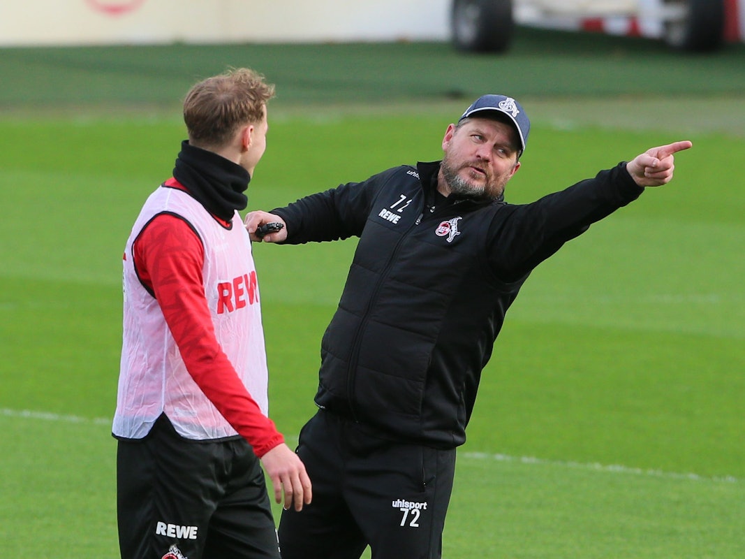 Ondrej Duda im Gespräch mit Steffen Baumgart  beim Training des 1. FC Köln.