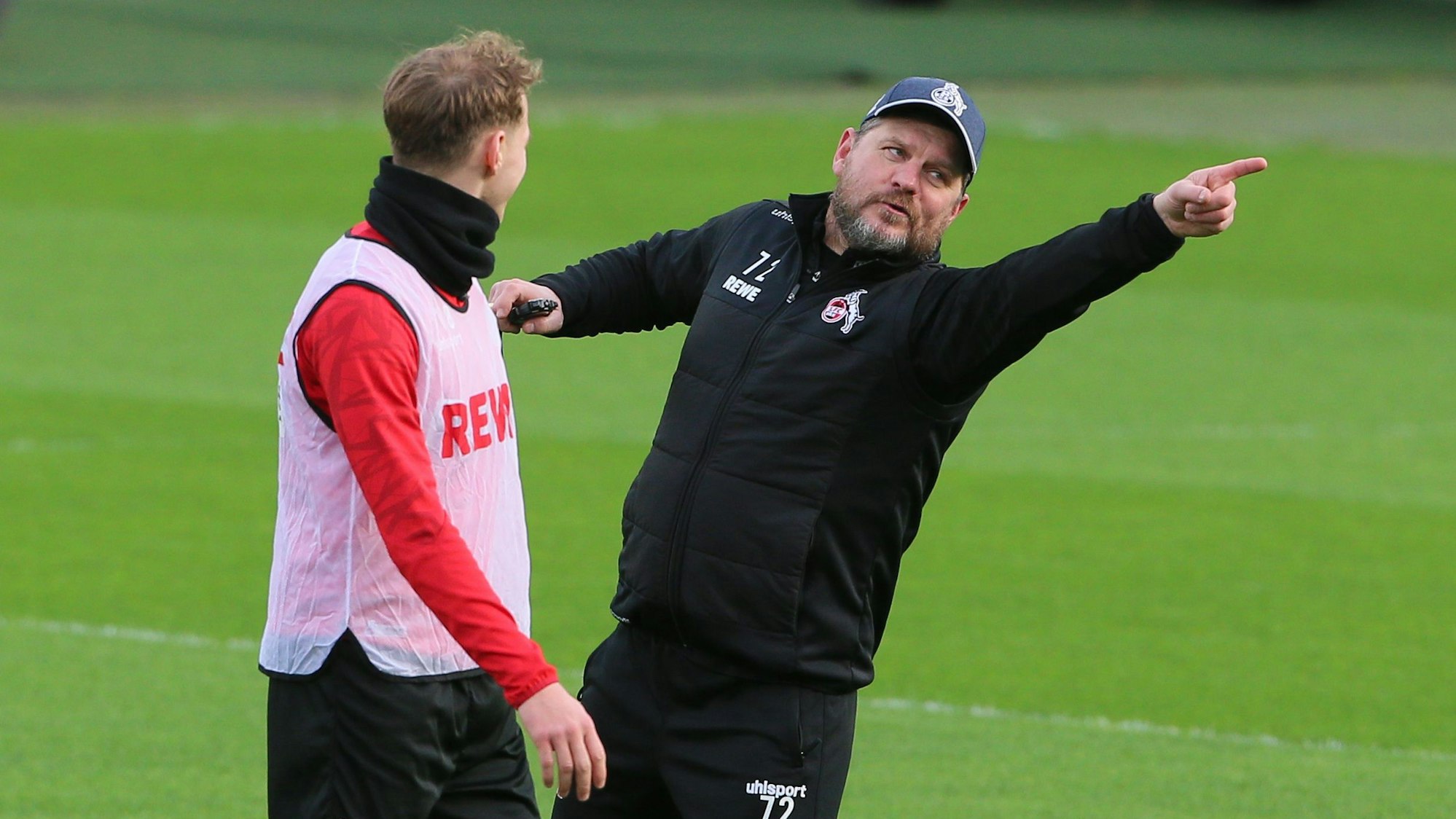 Ondrej Duda im Gespräch mit Steffen Baumgart beim Training des 1. FC Köln.