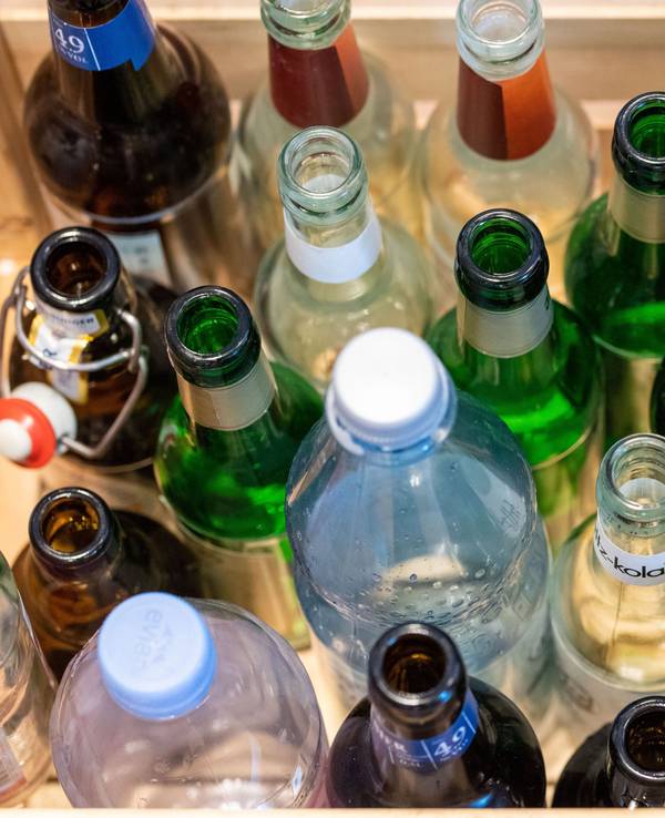 Seit Januar 2022 gelten neue Pfand-Regeln. Die Deutsche Umwelthilfe hat das deutsche Pfandsystem, das vom kommenden Jahr an ausgeweitet wird, als Erfolg bezeichnet. Das Symbolfoto vom 28. Juli 2021 zeigt verschiedene Pfandflaschen in einer Kiste.