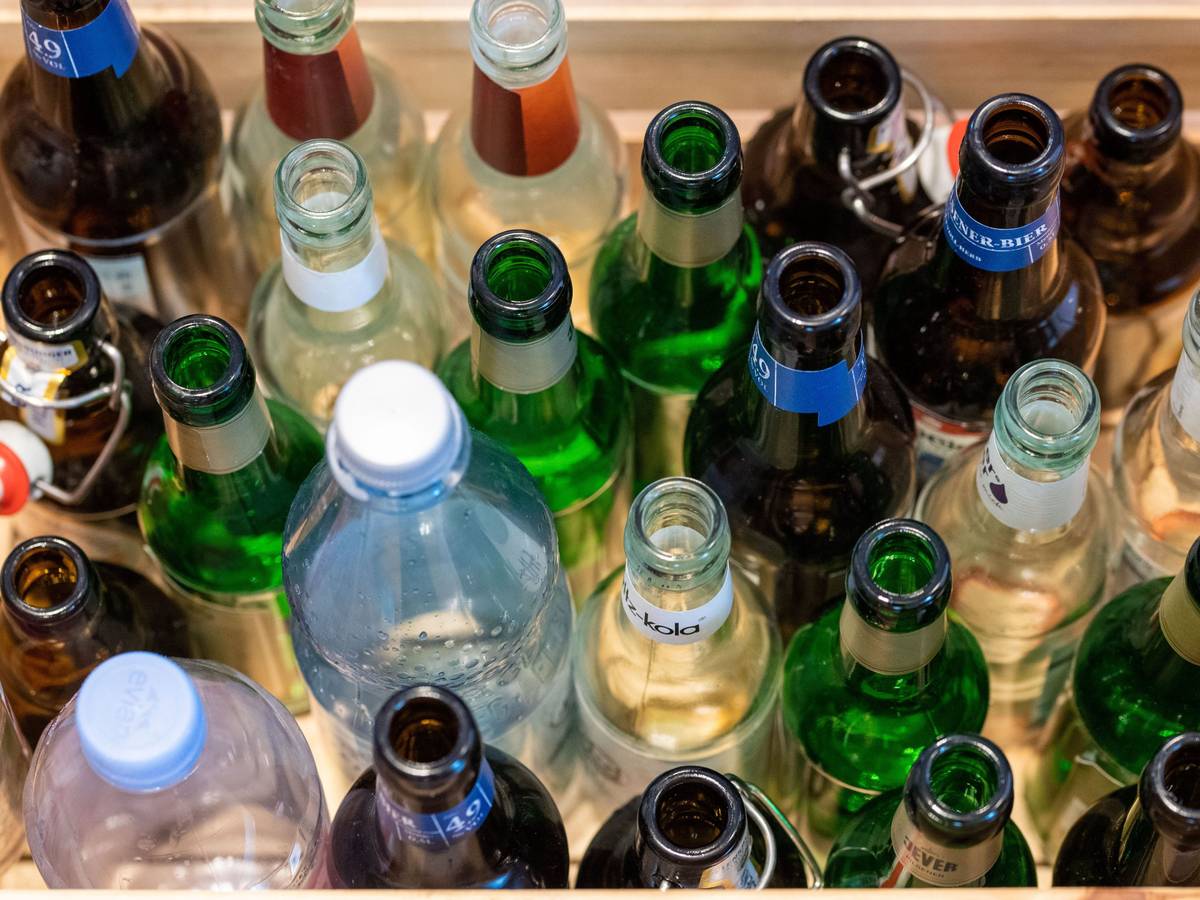 Seit Januar 2022 gelten neue Pfand-Regeln. Die Deutsche Umwelthilfe hat das deutsche Pfandsystem, das vom kommenden Jahr an ausgeweitet wird, als Erfolg bezeichnet. Das Symbolfoto vom 28. Juli 2021 zeigt verschiedene Pfandflaschen in einer Kiste.