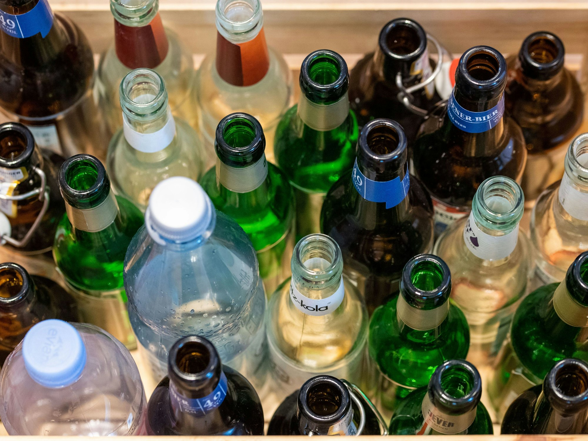 Seit Januar 2022 gelten neue Pfand-Regeln. Die Deutsche Umwelthilfe hat das deutsche Pfandsystem, das vom kommenden Jahr an ausgeweitet wird, als Erfolg bezeichnet. Das Symbolfoto vom 28. Juli 2021 zeigt verschiedene Pfandflaschen in einer Kiste.