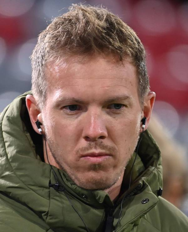 Julian Nagelsmann mit Kopfhörern in den Ohren.