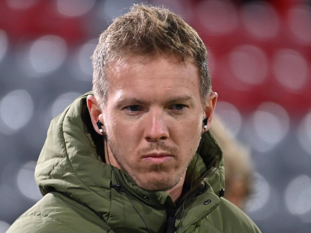 Julian Nagelsmann mit Kopfhörern in den Ohren.