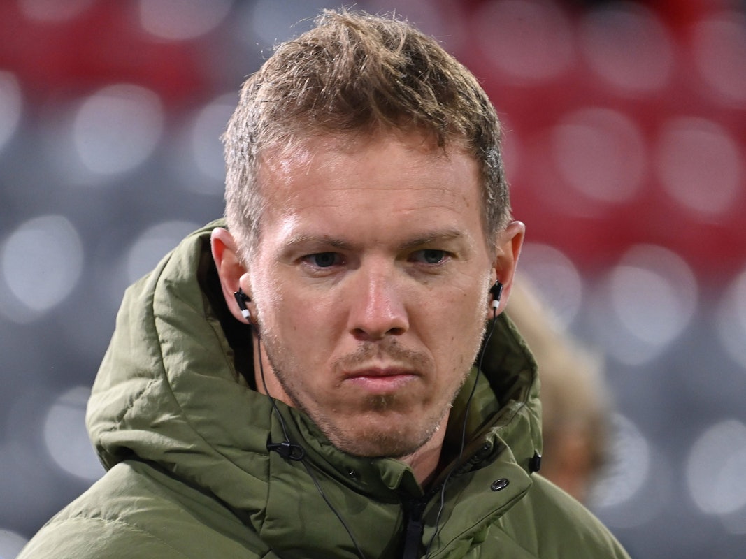 Julian Nagelsmann mit Kopfhörern in den Ohren.