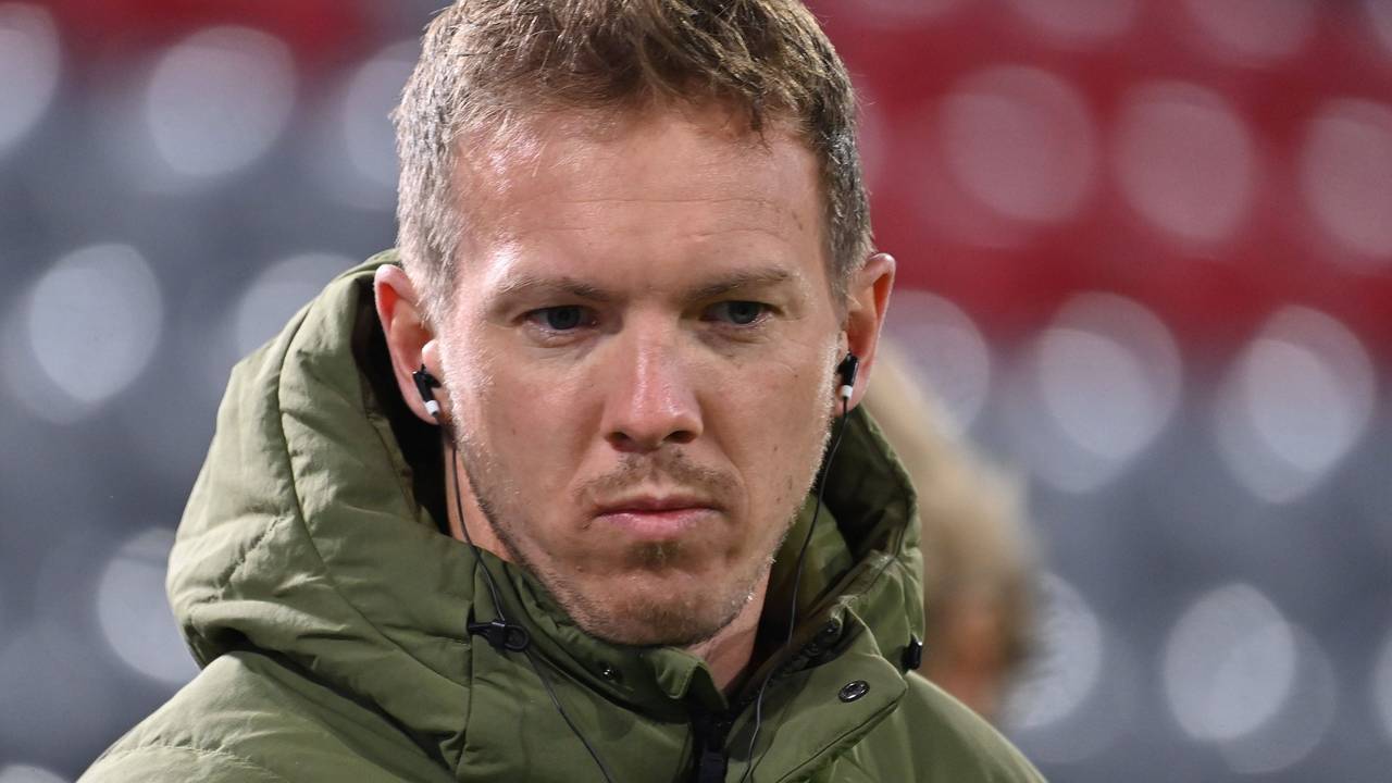 Julian Nagelsmann mit Kopfhörern in den Ohren.